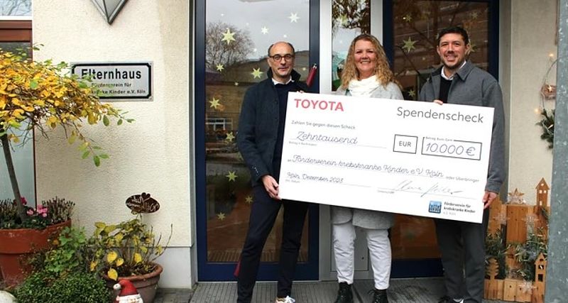 Toyota Deutschland übergibt 10.000 Euro an Förderverein für krebskranke Kinder e.V.